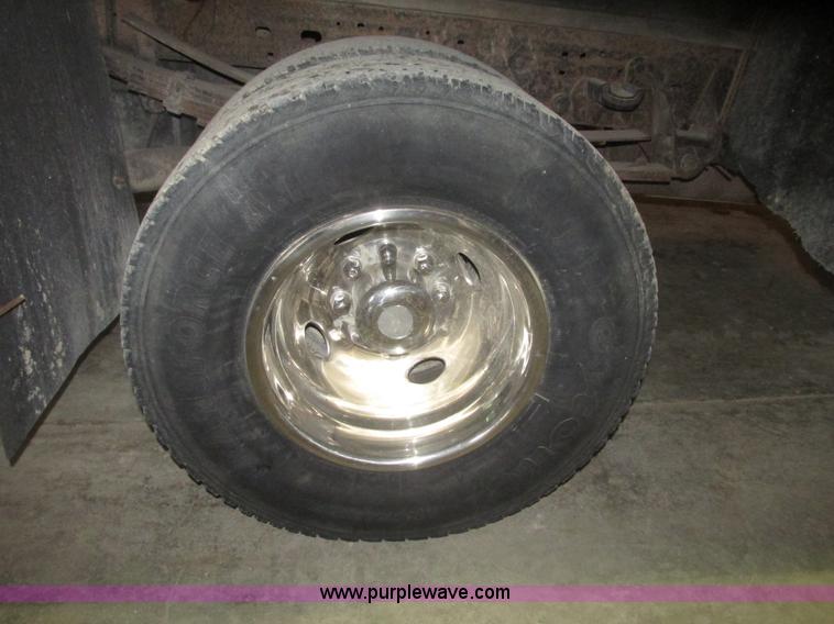 image for item H4685 2001 Ford F350 Super Duty XL flatbed truck