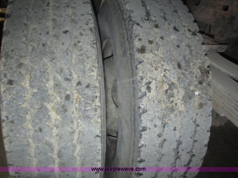 image for item H4685 2001 Ford F350 Super Duty XL flatbed truck