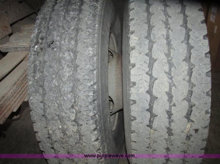 image for item H4685 2001 Ford F350 Super Duty XL flatbed truck