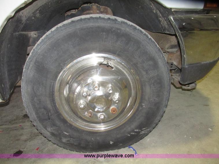 image for item H4685 2001 Ford F350 Super Duty XL flatbed truck