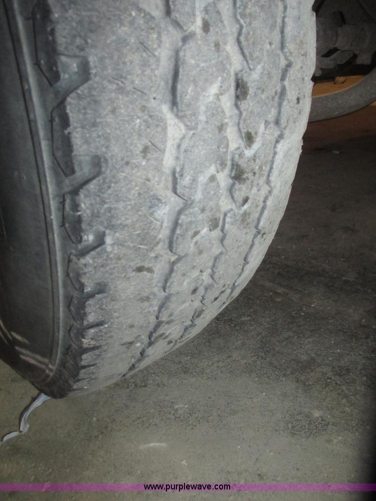 image for item H4685 2001 Ford F350 Super Duty XL flatbed truck