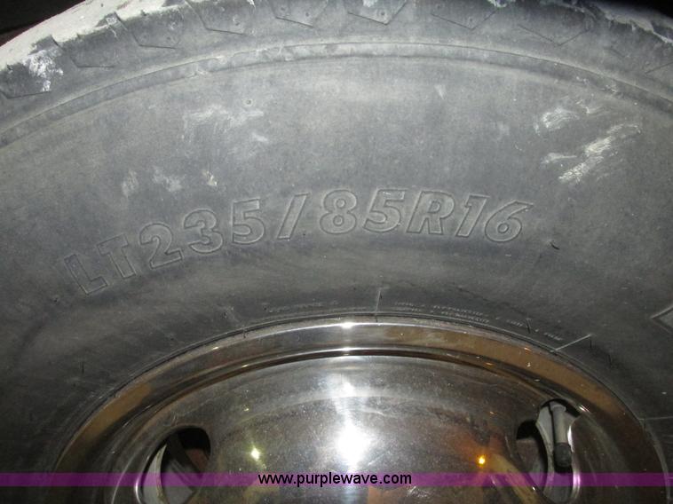 image for item H4685 2001 Ford F350 Super Duty XL flatbed truck