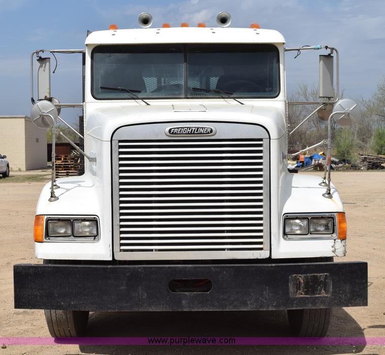image for item H5215 1999 Freightliner FLD120 flatbed truck