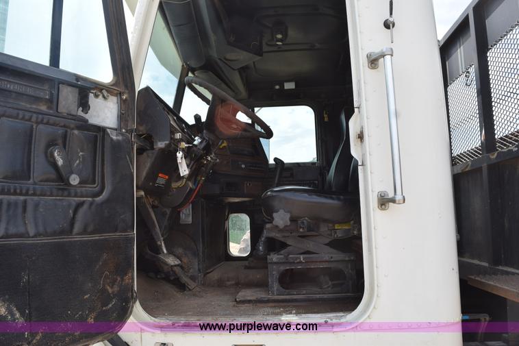 image for item H5215 1999 Freightliner FLD120 flatbed truck