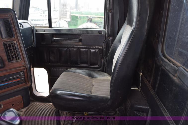 image for item H5215 1999 Freightliner FLD120 flatbed truck