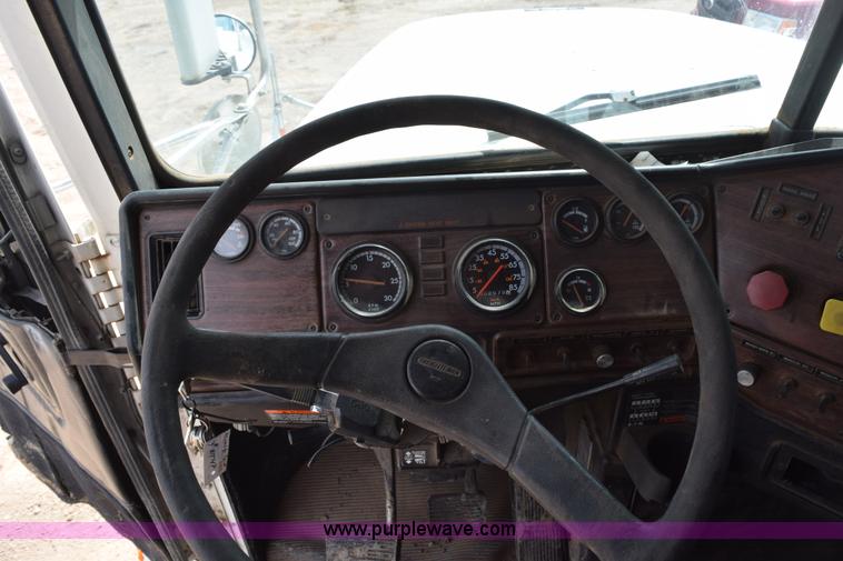 image for item H5215 1999 Freightliner FLD120 flatbed truck