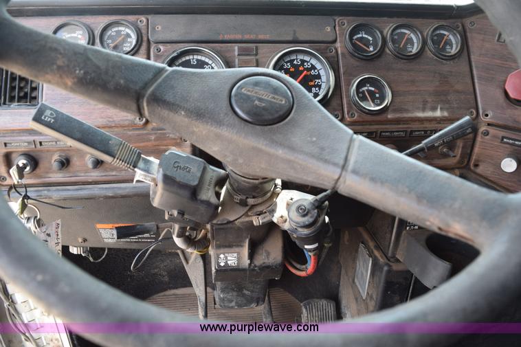 image for item H5215 1999 Freightliner FLD120 flatbed truck