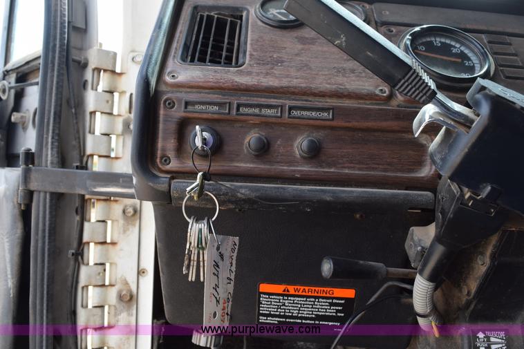 image for item H5215 1999 Freightliner FLD120 flatbed truck