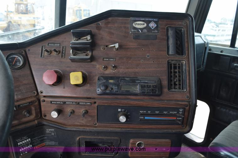 image for item H5215 1999 Freightliner FLD120 flatbed truck