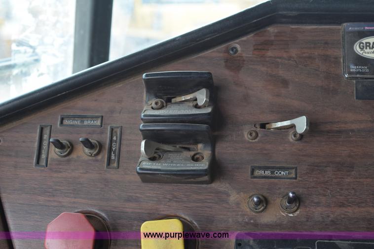 image for item H5215 1999 Freightliner FLD120 flatbed truck