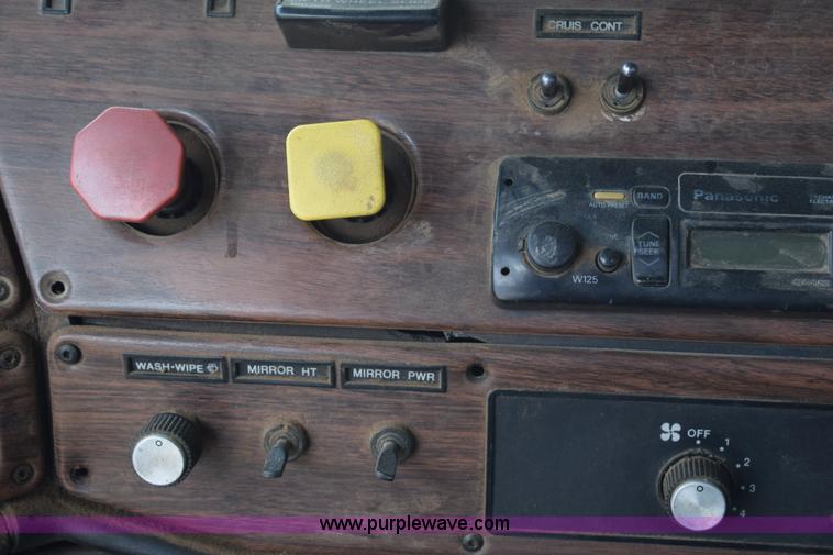 image for item H5215 1999 Freightliner FLD120 flatbed truck