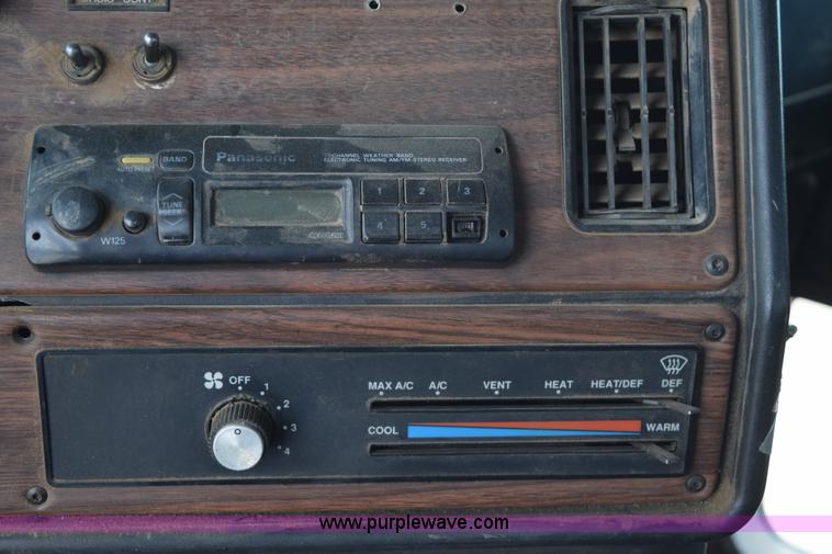 image for item H5215 1999 Freightliner FLD120 flatbed truck