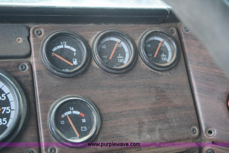 image for item H5215 1999 Freightliner FLD120 flatbed truck