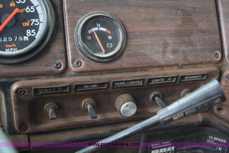 image for item H5215 1999 Freightliner FLD120 flatbed truck