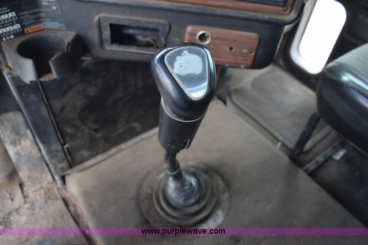 image for item H5215 1999 Freightliner FLD120 flatbed truck