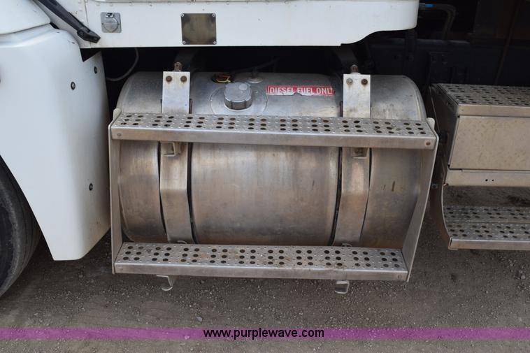 image for item H5215 1999 Freightliner FLD120 flatbed truck