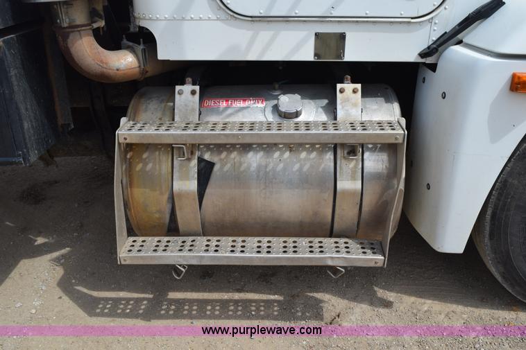 image for item H5215 1999 Freightliner FLD120 flatbed truck