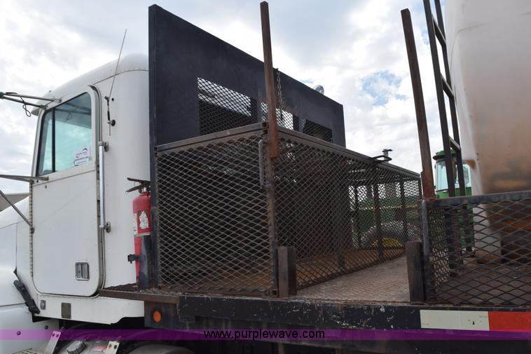 image for item H5215 1999 Freightliner FLD120 flatbed truck