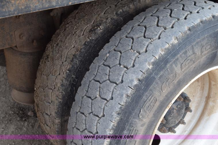 image for item H5215 1999 Freightliner FLD120 flatbed truck