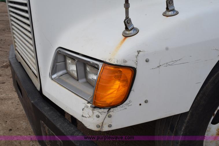 image for item H5215 1999 Freightliner FLD120 flatbed truck