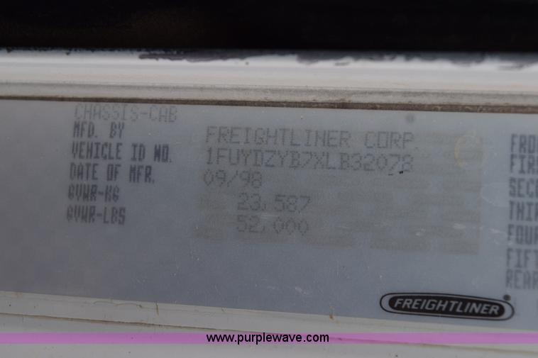 image for item H5215 1999 Freightliner FLD120 flatbed truck