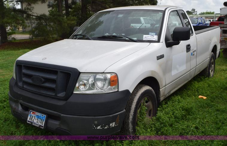 image for item H5244 2006 Ford F150 pickup truck