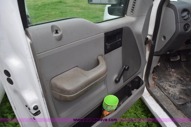 image for item H5244 2006 Ford F150 pickup truck