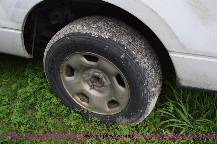 image for item H5244 2006 Ford F150 pickup truck