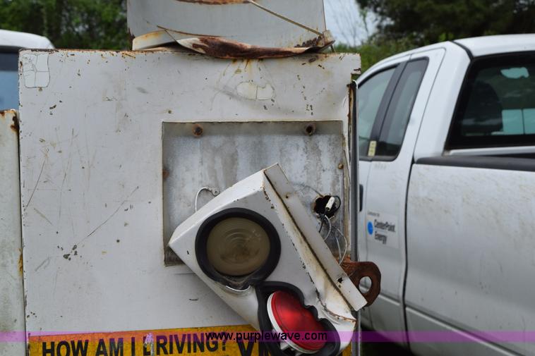 image for item H5245 2000 Ford F350 Super Duty utility truck