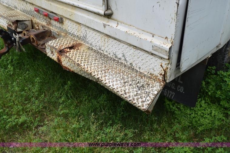 image for item H5245 2000 Ford F350 Super Duty utility truck