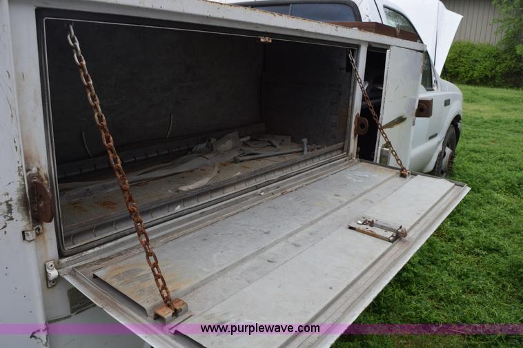 image for item H5245 2000 Ford F350 Super Duty utility truck