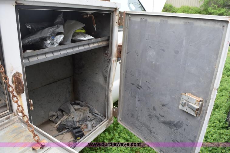 image for item H5245 2000 Ford F350 Super Duty utility truck