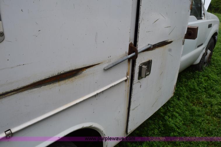 image for item H5245 2000 Ford F350 Super Duty utility truck