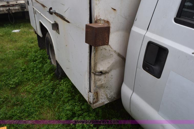 image for item H5245 2000 Ford F350 Super Duty utility truck