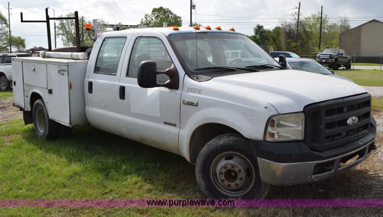 image for item H5250 2006 Ford F350 Super Duty Crew Cab utility truck