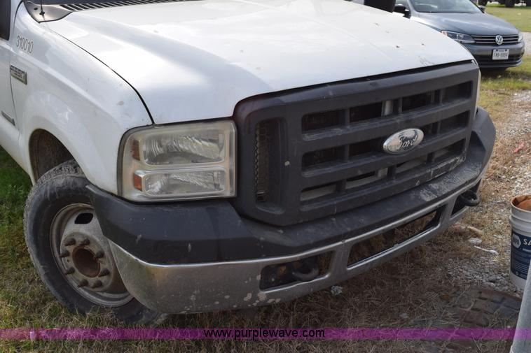 image for item H5250 2006 Ford F350 Super Duty Crew Cab utility truck