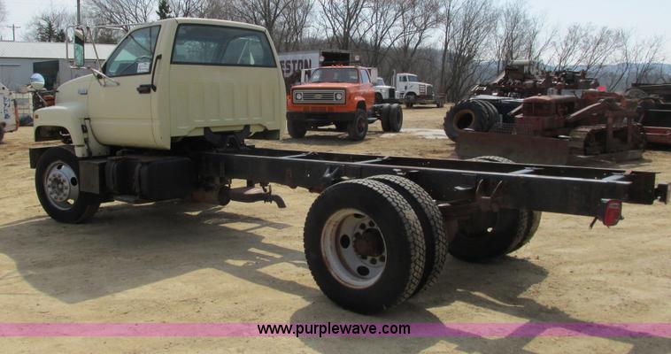 image for item I3759 1996 GMC TopKick truck cab and chassis