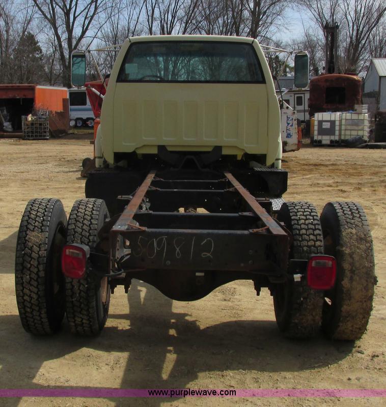 image for item I3759 1996 GMC TopKick truck cab and chassis