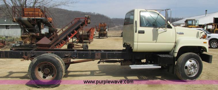 image for item I3759 1996 GMC TopKick truck cab and chassis