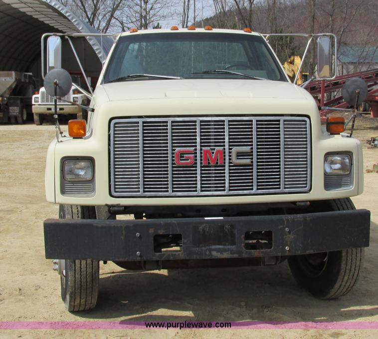 image for item I3759 1996 GMC TopKick truck cab and chassis