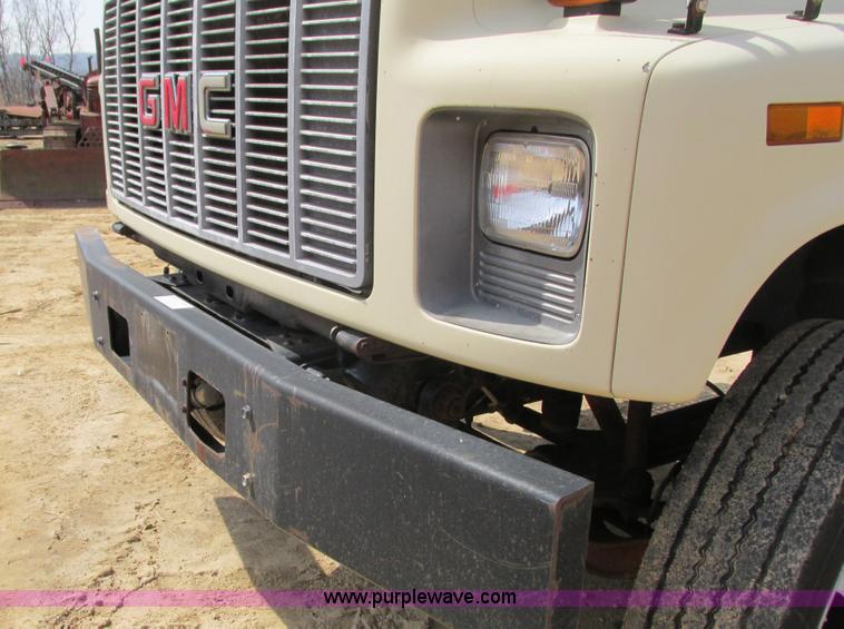 image for item I3759 1996 GMC TopKick truck cab and chassis