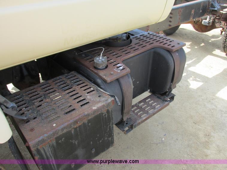 image for item I3759 1996 GMC TopKick truck cab and chassis