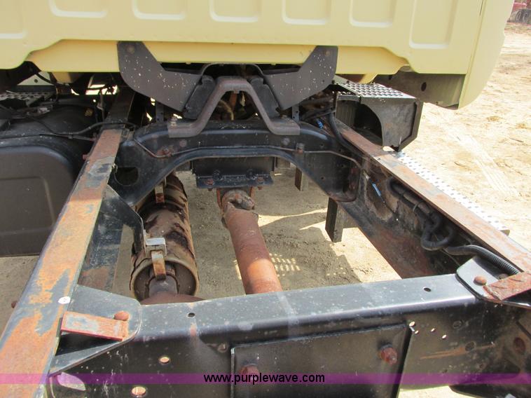 image for item I3759 1996 GMC TopKick truck cab and chassis