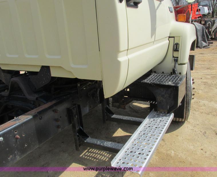 image for item I3759 1996 GMC TopKick truck cab and chassis