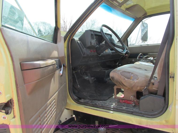 image for item I3759 1996 GMC TopKick truck cab and chassis