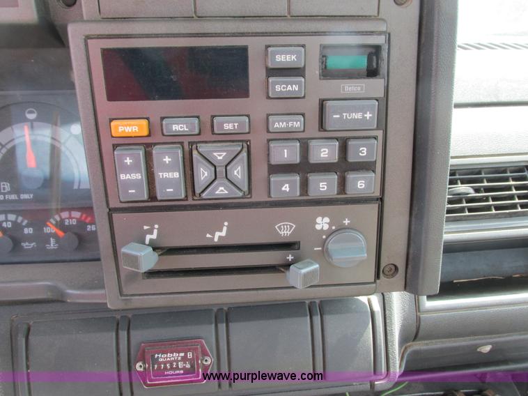 image for item I3759 1996 GMC TopKick truck cab and chassis