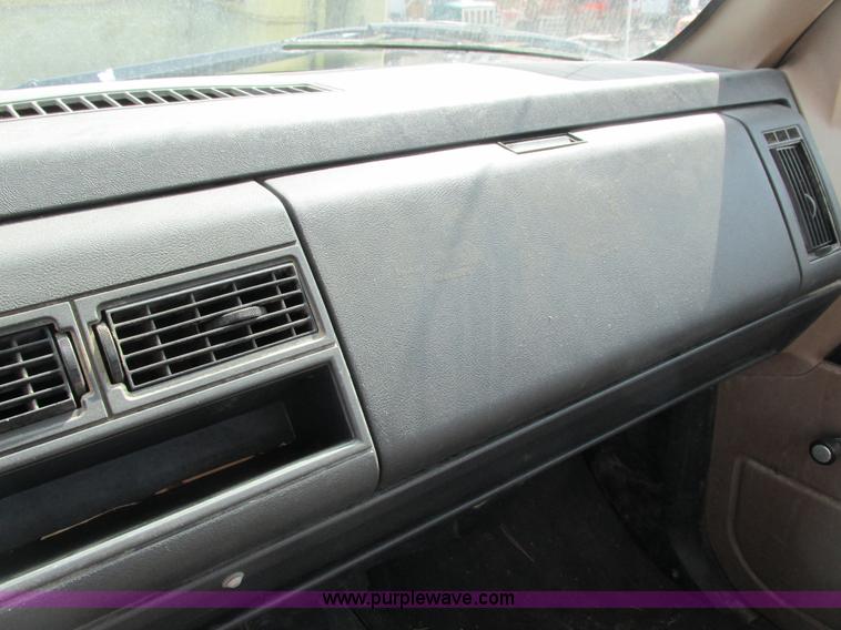 image for item I3759 1996 GMC TopKick truck cab and chassis