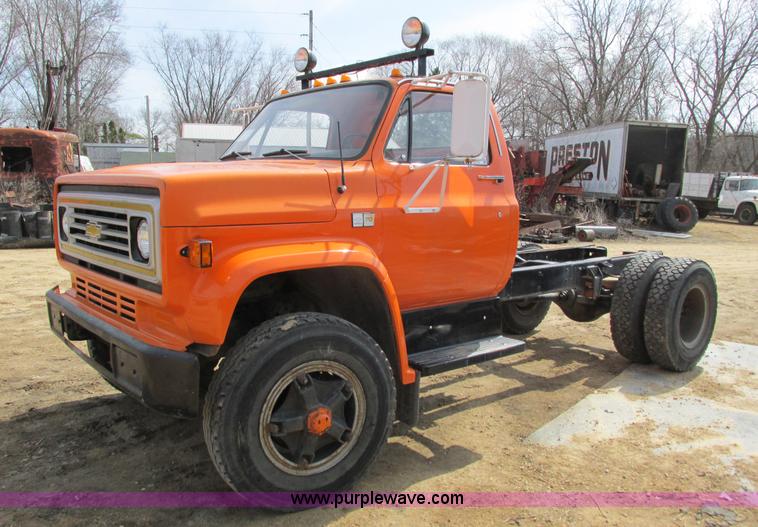 image for item I3760 1985 Chevrolet Kodiak C70 truck cab and chassis