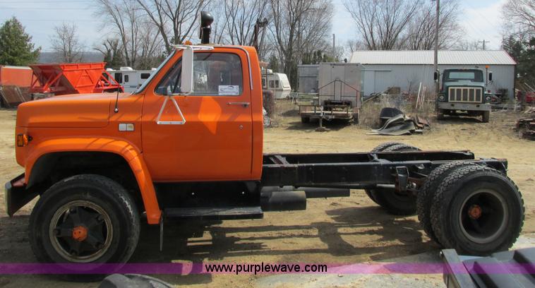 image for item I3760 1985 Chevrolet Kodiak C70 truck cab and chassis