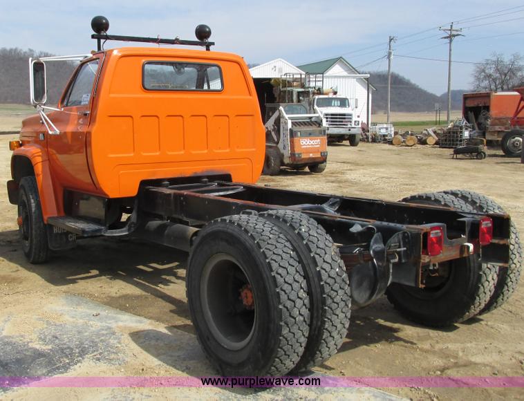 image for item I3760 1985 Chevrolet Kodiak C70 truck cab and chassis